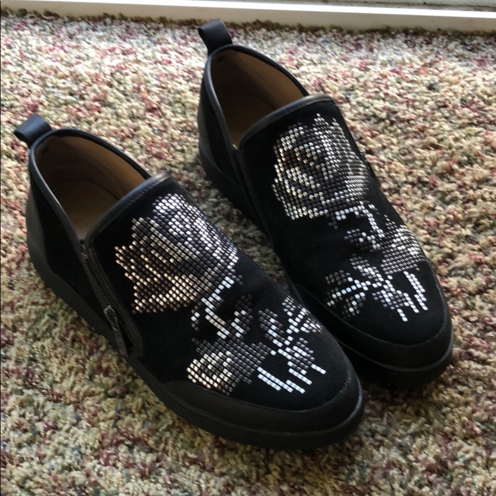 Donald J Pliner black rose sneaker